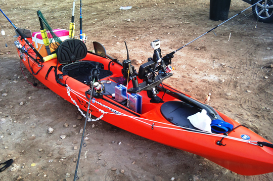 Kayak con equipación para pescar