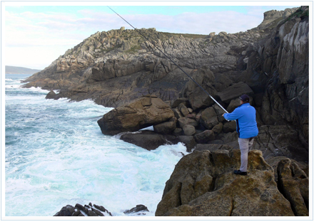 Pescador en acantilado