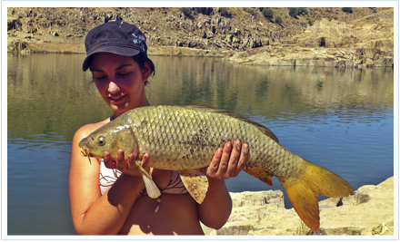 mujeres en la pesca deportiva. Irene López captura una carpa