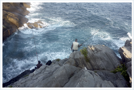 Pesca desde acantilado con cucharilla ondulante