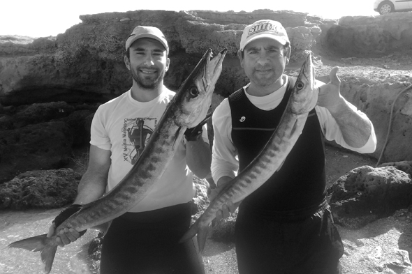 Jaime Agullo y su compañero Pikeras con dos barracudas.