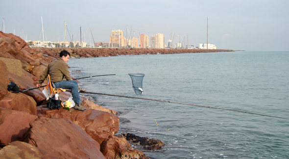 Carlos Montero pescando lisas a corcho