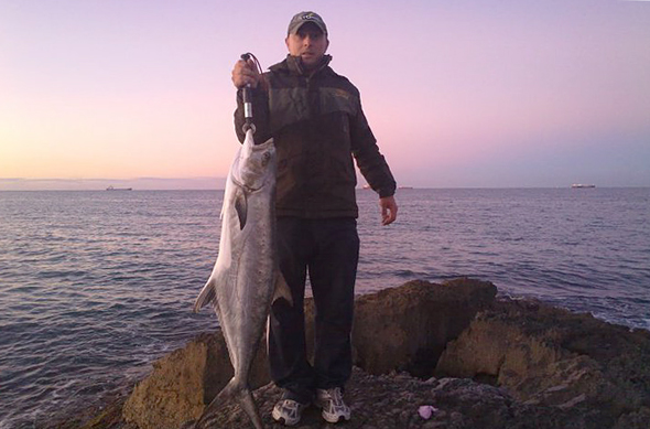 Raul Martí con un palometón pescado en Tarragona. Técnicas de pesca.