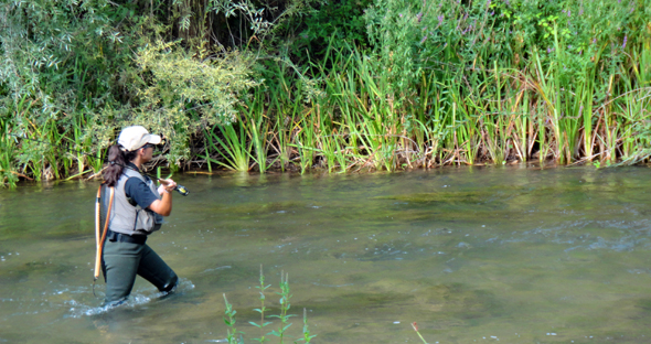 Estefanía Gómez realizando un lance en la pesca a mosca