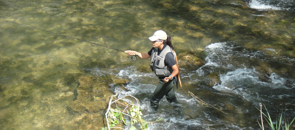 Estefanía Gómez realizando un lance en la pesca a mosca