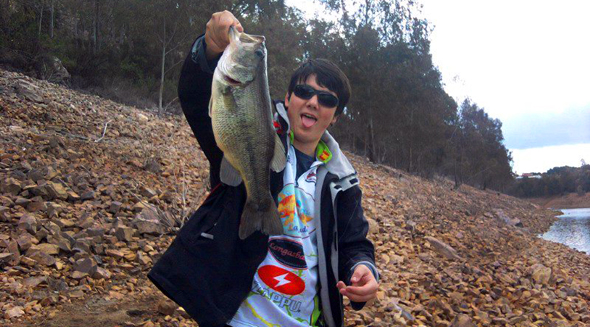 Black-bass capturado por Alejandro Hernández con la técnica de pesca a pez visto.