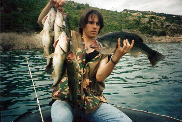 Toni Martínez, que posa con varias de sus capturas enganchadas de un estringer, nos cuenta cómo conseguir la foto de pesca perfecta.