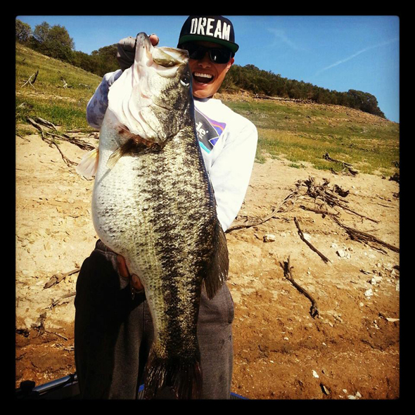 Bass capturado por uno de los integrantes de Big Bass Dream, protagonista de nuestro vídeo de pesca.