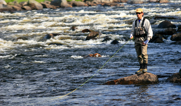 Pesca deportiva en Rusia, en uno de los ríos de Kola. Foto vía http://flywatertravel.com/destination/kolariver
