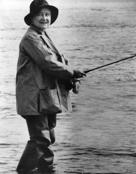 Famosos de pesca: reina Isabel II. Foto de http://www.gettyimages.co.uk/detail/news-photo/queen-elizabeth-the-queen-mother-fishing-in-new-zealand-news-photo/2635688