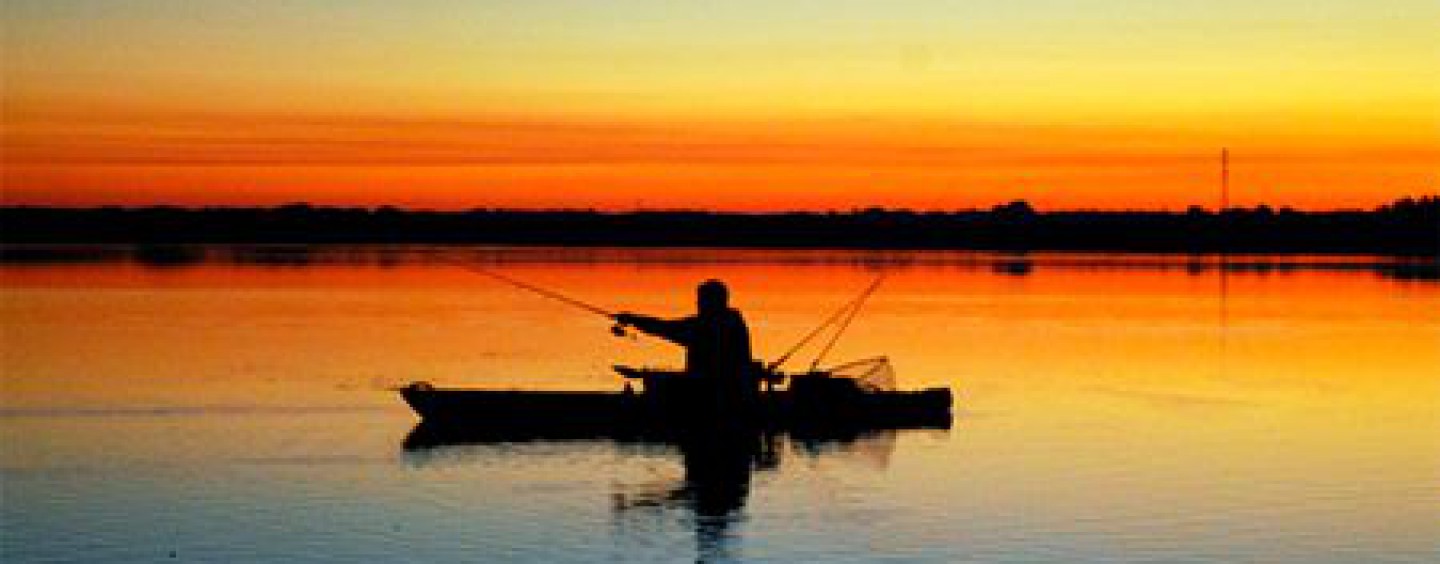 Motor, vela, estabilizadores,… como accesorios para kayaks de pesca