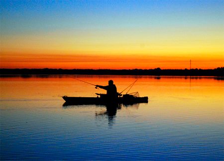 pesca con kayak amaneciendo