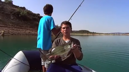 Vídeo de pesca: pequeños pescadores en acción