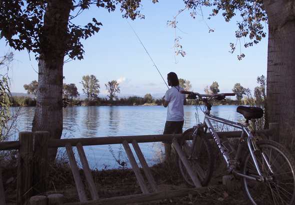 Salir a pescar en bici, una sana alternativa