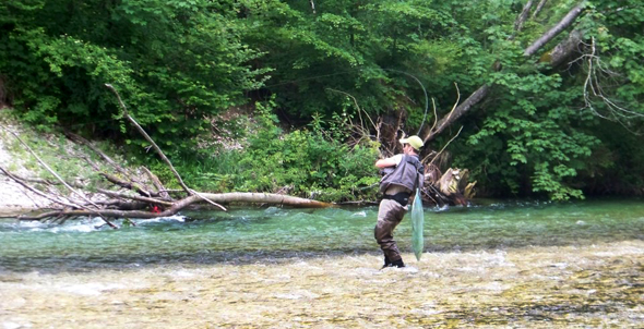 David Arcay practica la pesca a mosca.