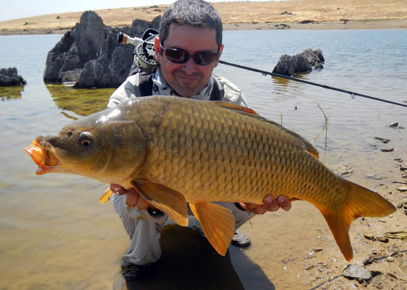 César Tardío de pesca a mosca en Extremadura