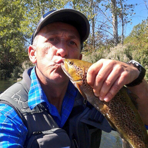 Kike Calleja sale a pescar truchas en el Coto del Condado, en el río Porma