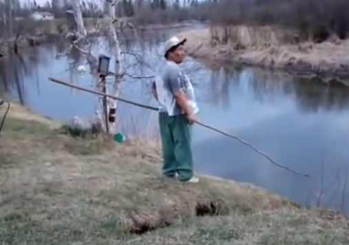 Humor peZcalero: el tropiezo del pescador