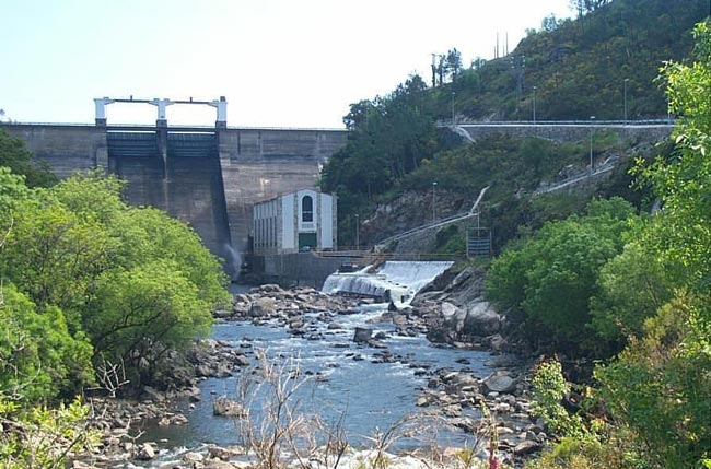 Presa de Barrié de la Maza, obstáculo para el salmón en el río Tambre presa-barrie-de-la-maza