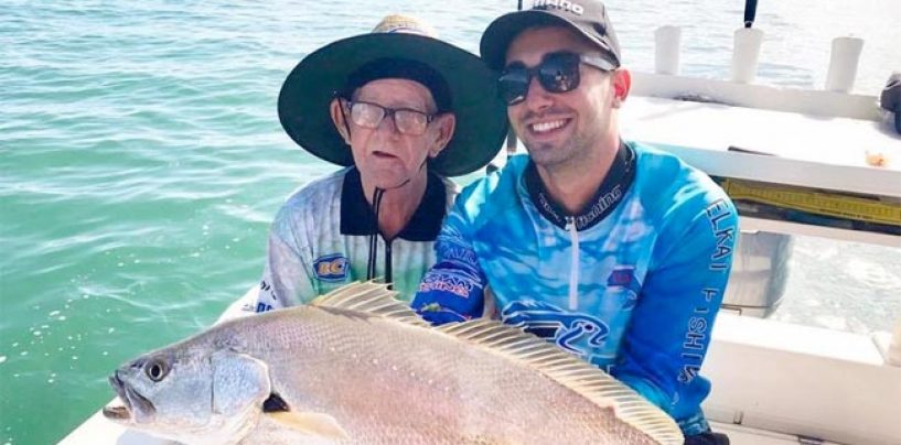 ¡Final Feliz! El anciano pescador que emocionó al mundo consigue un compañero de pesca y un viaje inolvidable