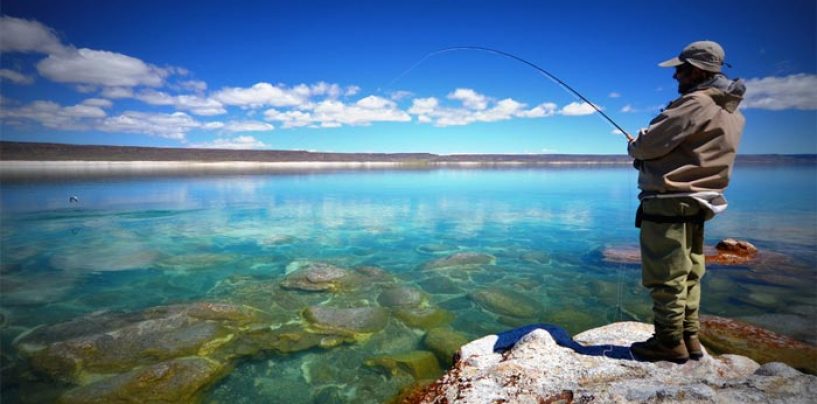 Destinos de pesca: Lago Strobel, el paraíso argentino de la trucha arcoíris