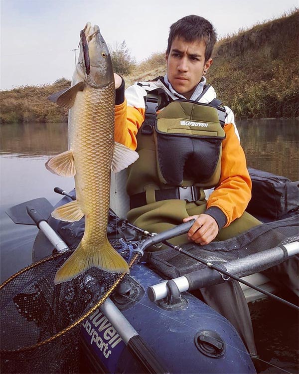 pesca a spinning de ciprínidos desde pato