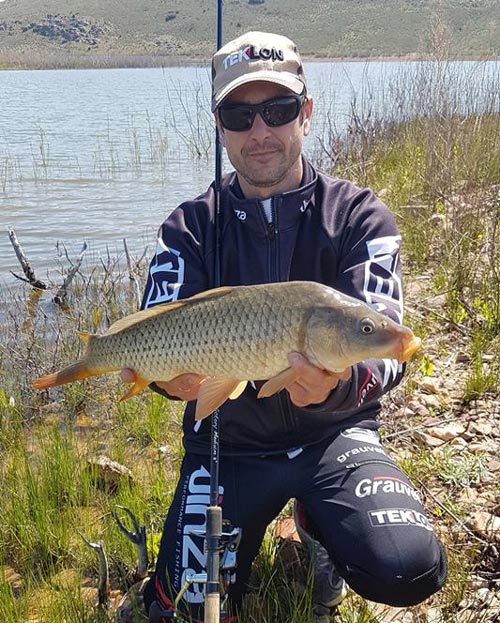 pesca de ciprínidos a spinning carpa desde orilla