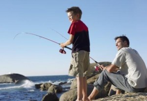 padre e hijo pescando